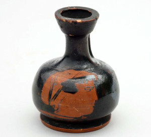 Maker unknown, Squat lekythos, 400 – 375 BCE, Greece, earthenware, red-figure decoration. Te Papa (CG000038)